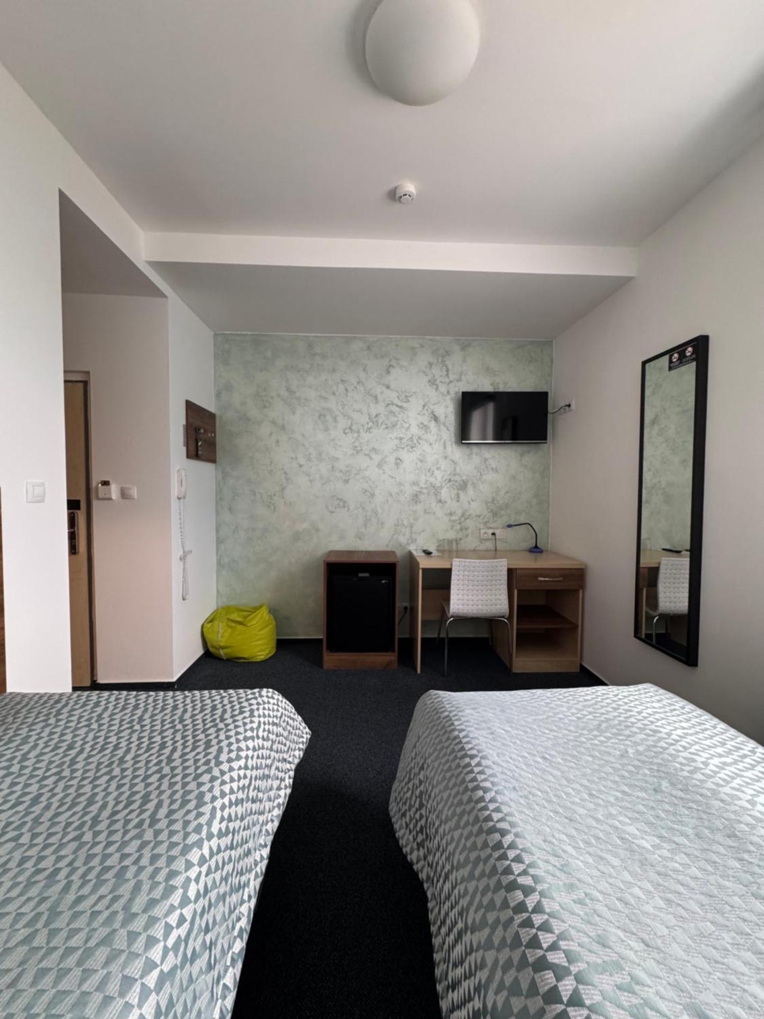สปอร์ต โฮเต็ล สเลติสเต Hotel คลาดโน ภายนอก รูปภาพ